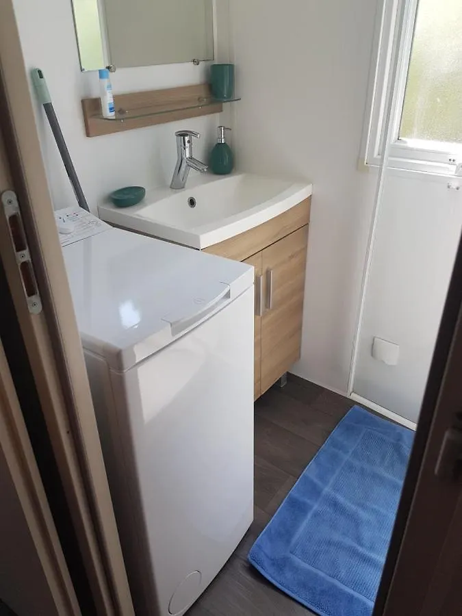 Campsite Frejus Tout Confort, Climatisation,Plus Ventilation Toutes Les Chambres, Linge De Lit Et De Toilette , Coffre Fort, Lave Vaisselle Machine A Laver Grande Terrasse Couverte Velos Et Wifi Possible