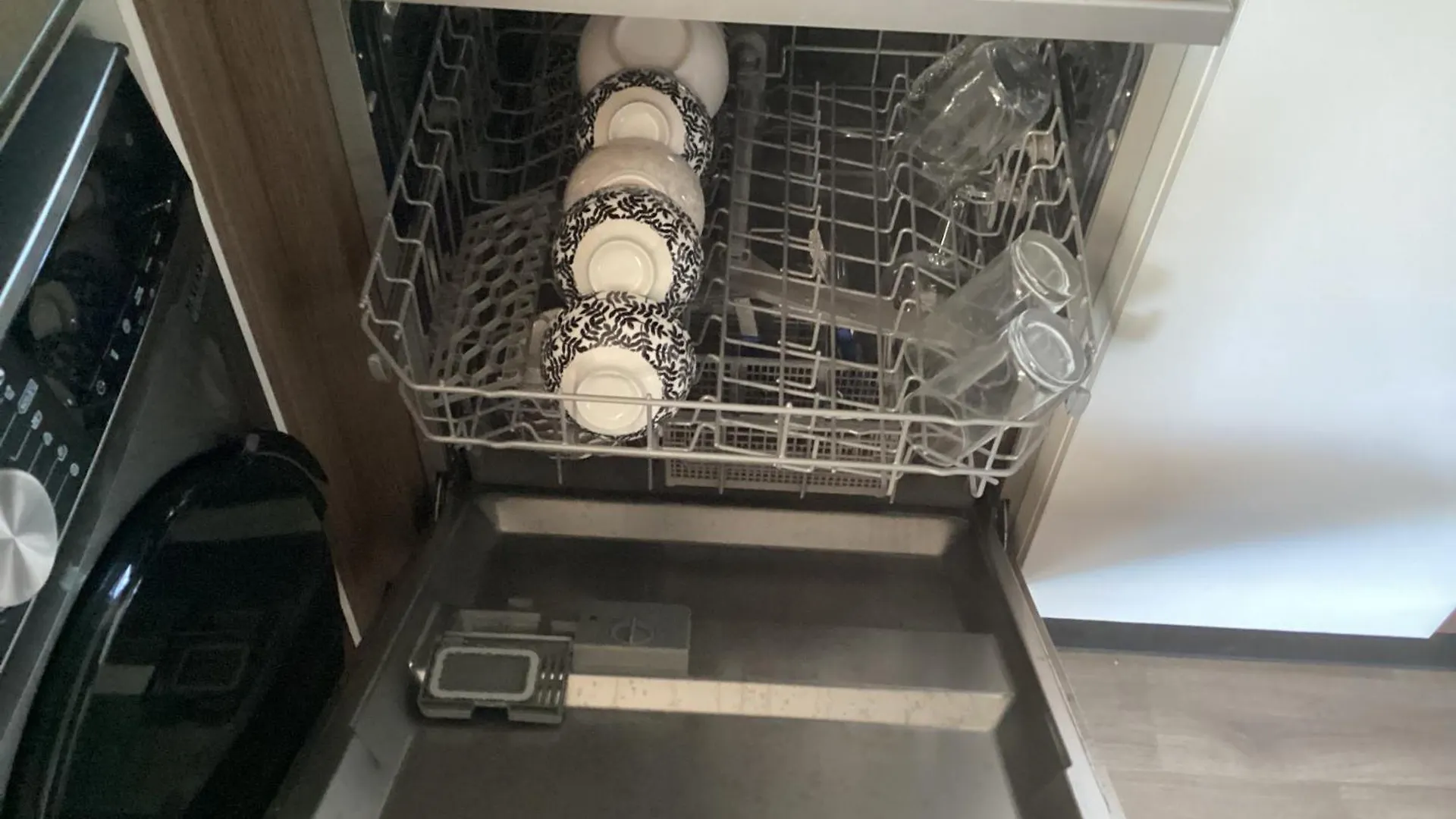 Frejus Tout Confort, Climatisation,Plus Ventilation Toutes Les Chambres, Linge De Lit Et De Toilette , Coffre Fort, Lave Vaisselle Machine A Laver Grande Terrasse Couverte Velos Et Wifi Possible 0*,